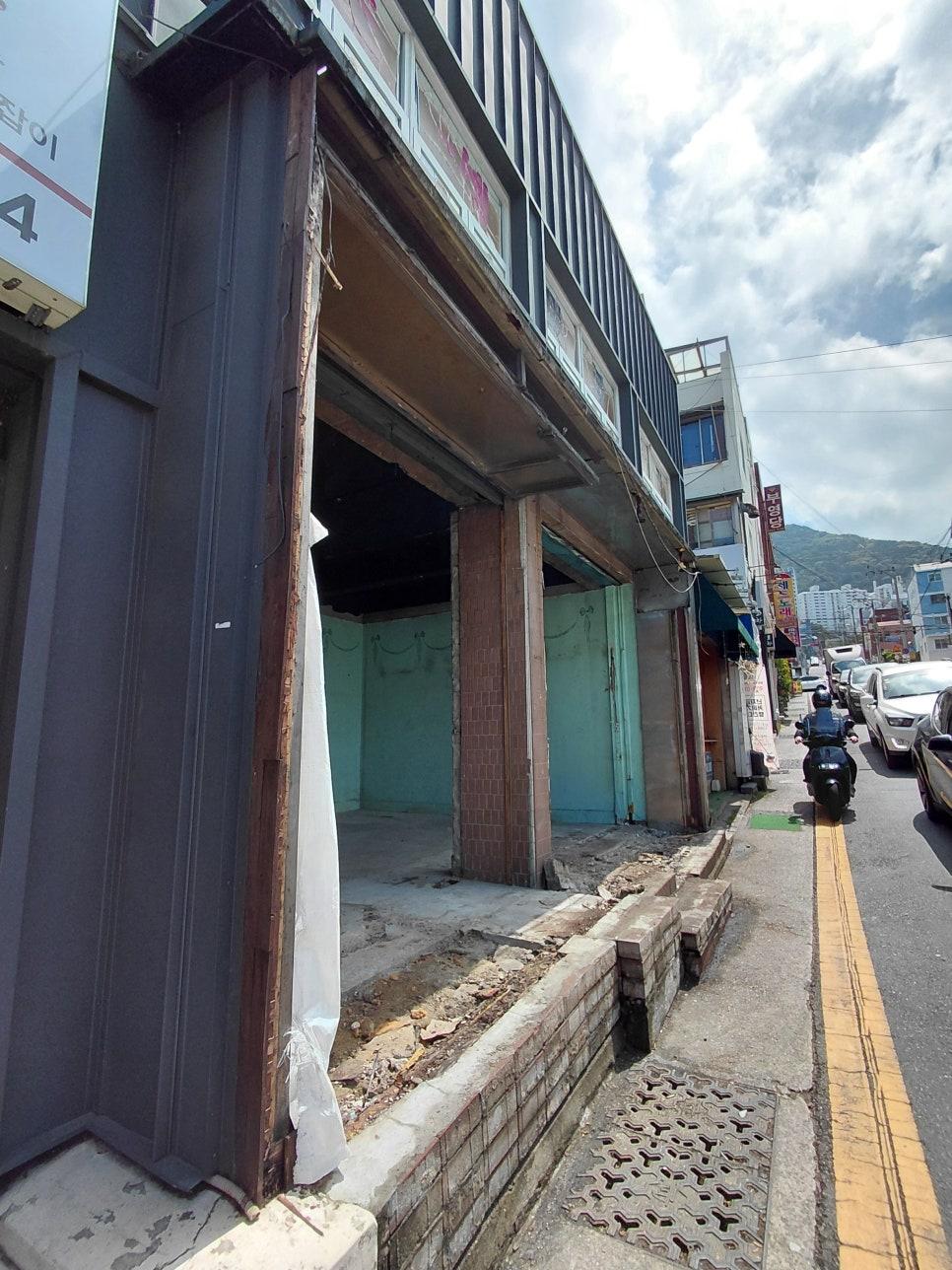 징크강판 외벽과 간판 철거 작업 중