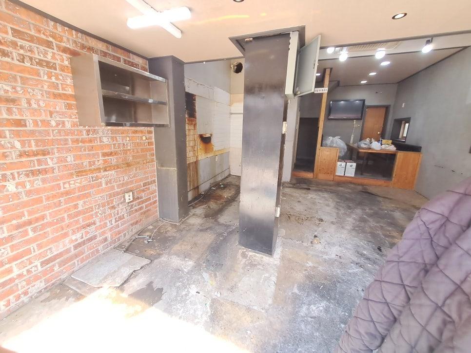 벽돌 벽과 철제 구조물이 치워진 흙바닥 상태