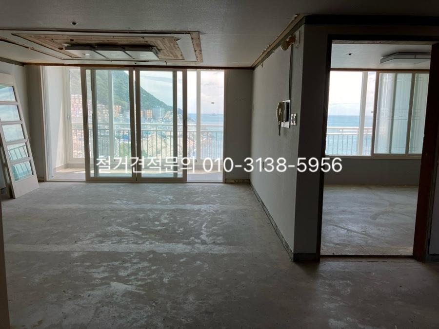 창문이 있는 콘크리트 바닥의 텅 빈 공간