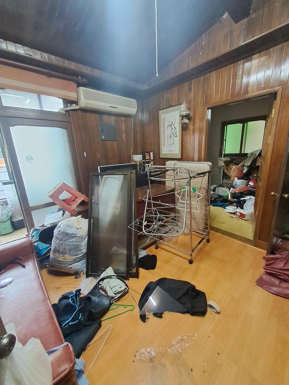 가구들이 무질서하게 놓여 있던 실내