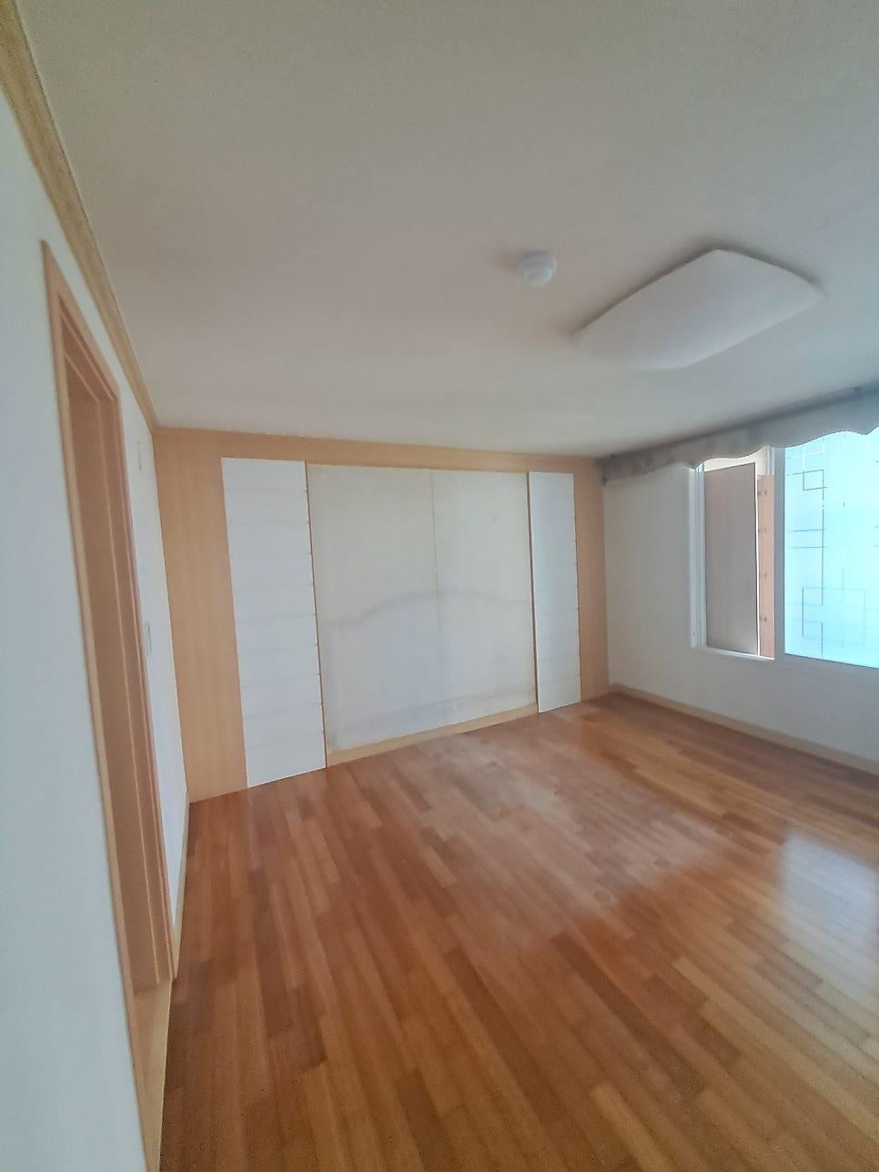 흰색 슬라이딩 도어가 설치된 깔끔한 드레스룸