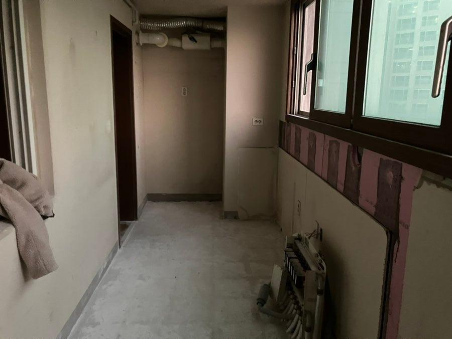 전기 배선과 핑크색 보수재가 보이는 복도