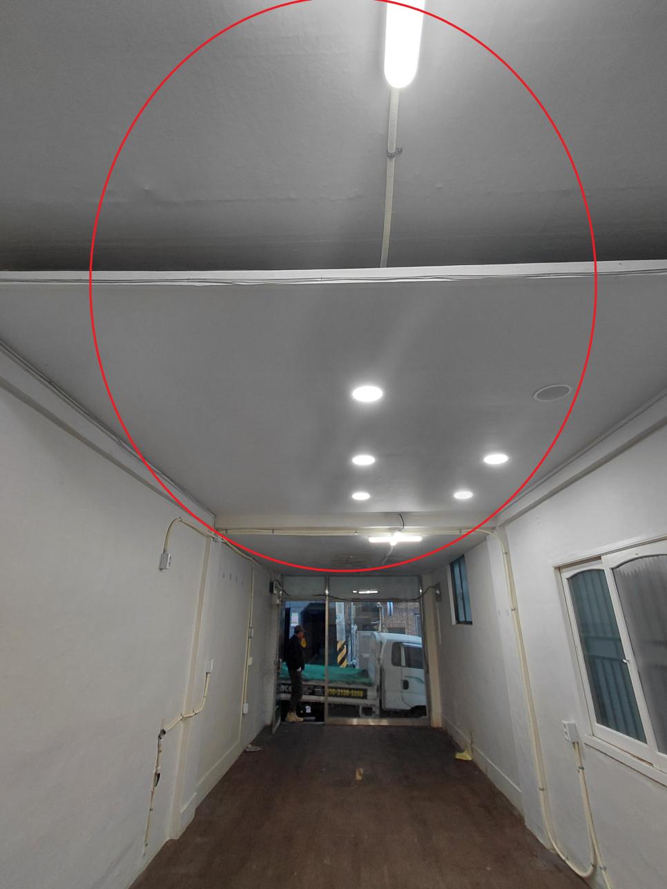 조명이 비치는 정돈된 복도 통로