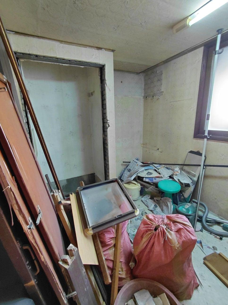 창가 주변의 자재와 쓰레기까지 세심하게 정리된 모습