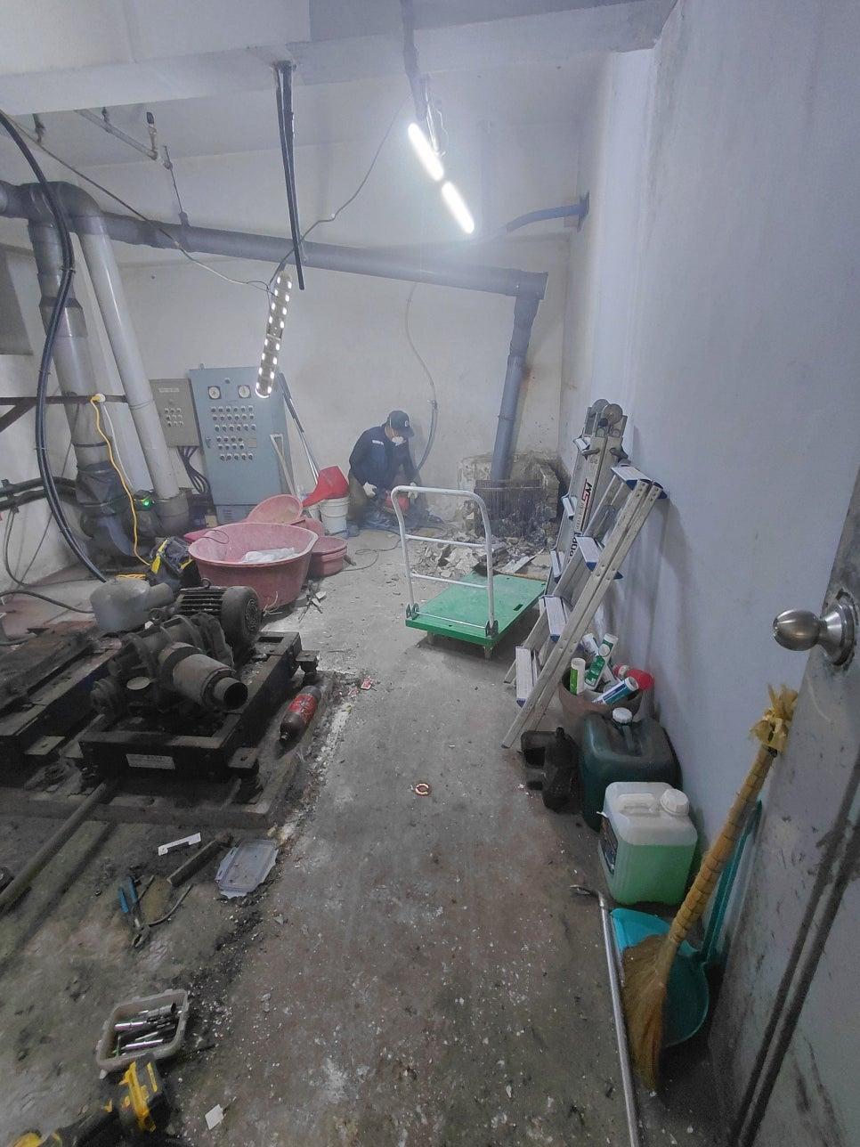 노출된 배관과 전선, 철거물이 있는 공간