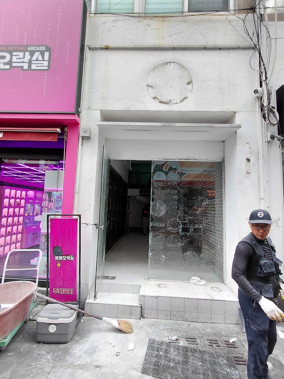 구조물이 사라지고 본래의 벽면이 드러난 상태