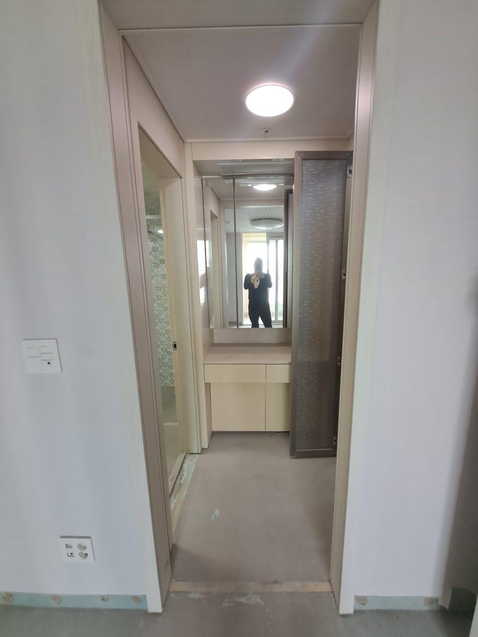 스위치와 소켓이 설치된 베이지색 바닥의 복도