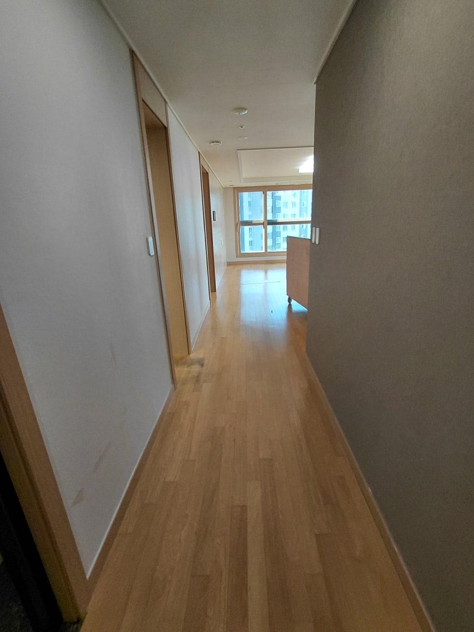 복도 몰딩과 걸레받이를 조심스럽게 제거하는 과정