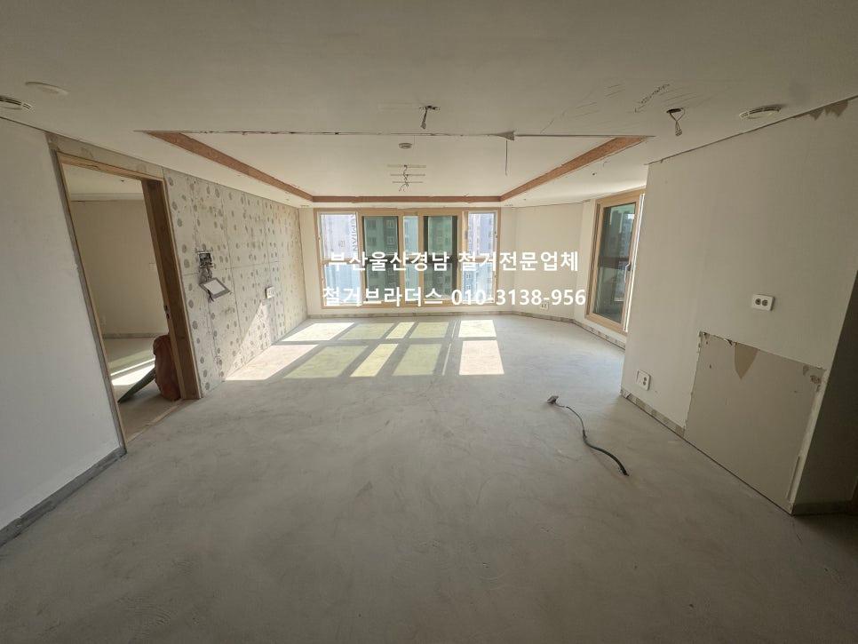 바닥과 천장 모두 깨끗하게 비워진 상태