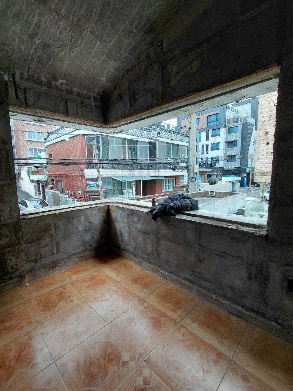 새로운 변화를 기다리는 발코니 공간