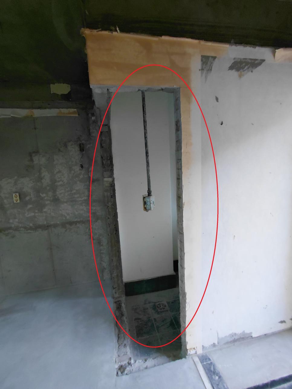 배관이 노출된 문틀 주변의 공사 현장