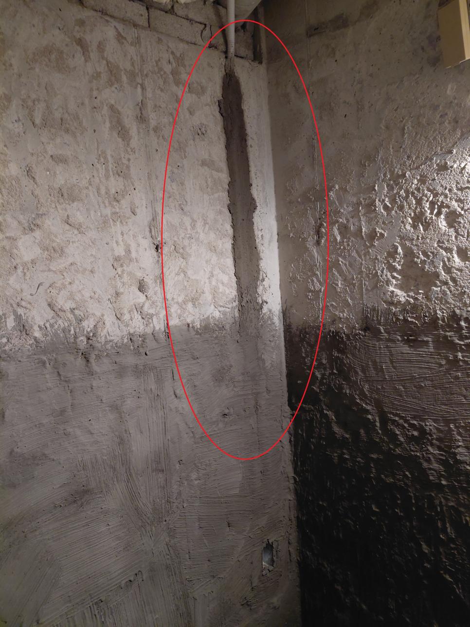마감 처리까지 깔끔하게 마무리된 벽면 디테일