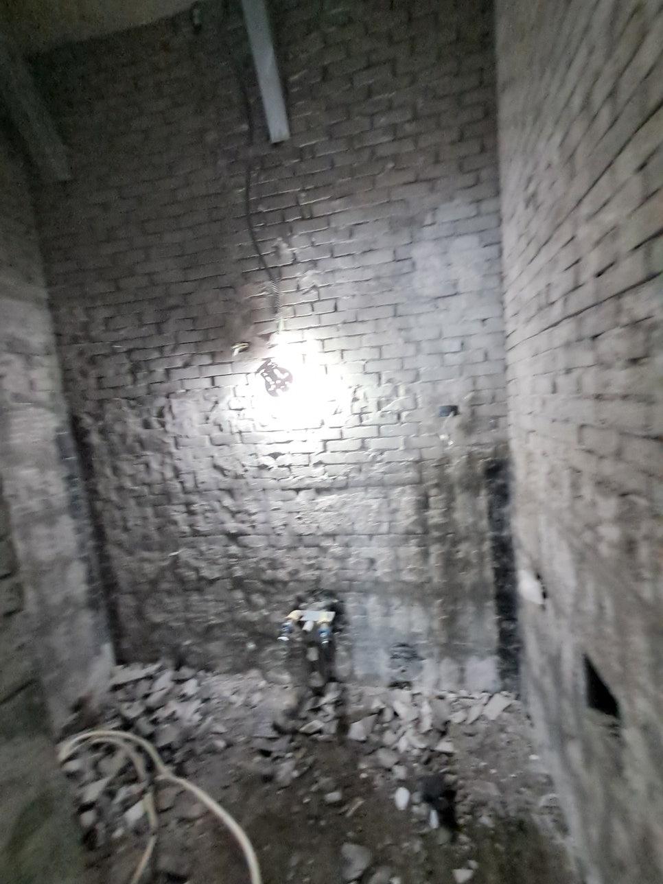 파편들이 남아있는 벽돌 벽과 흙바닥 현장