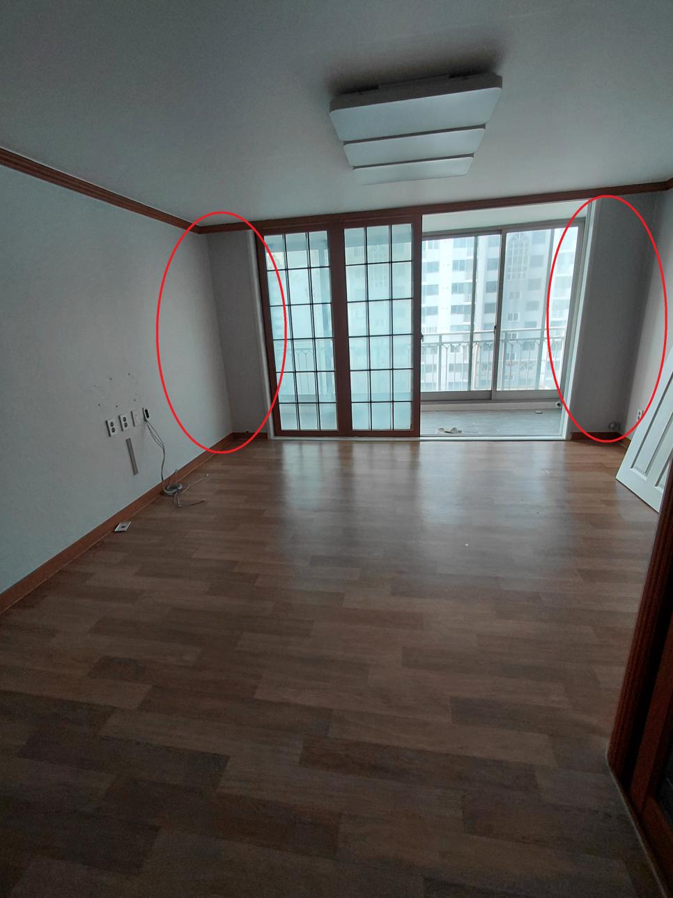 새로운 문선을 위해 문틀을 제거한 거실