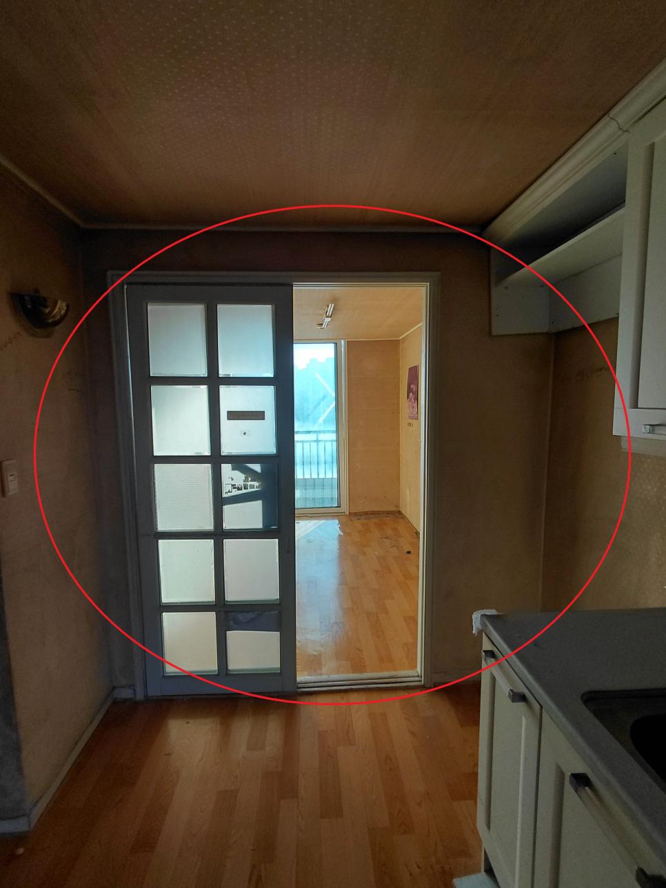 회색 프레임의 슬라이딩 도어와 목재 바닥