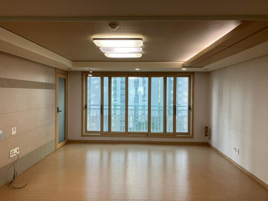 우물몰딩을 제거해 시원해진 흰 벽의 거실 공간