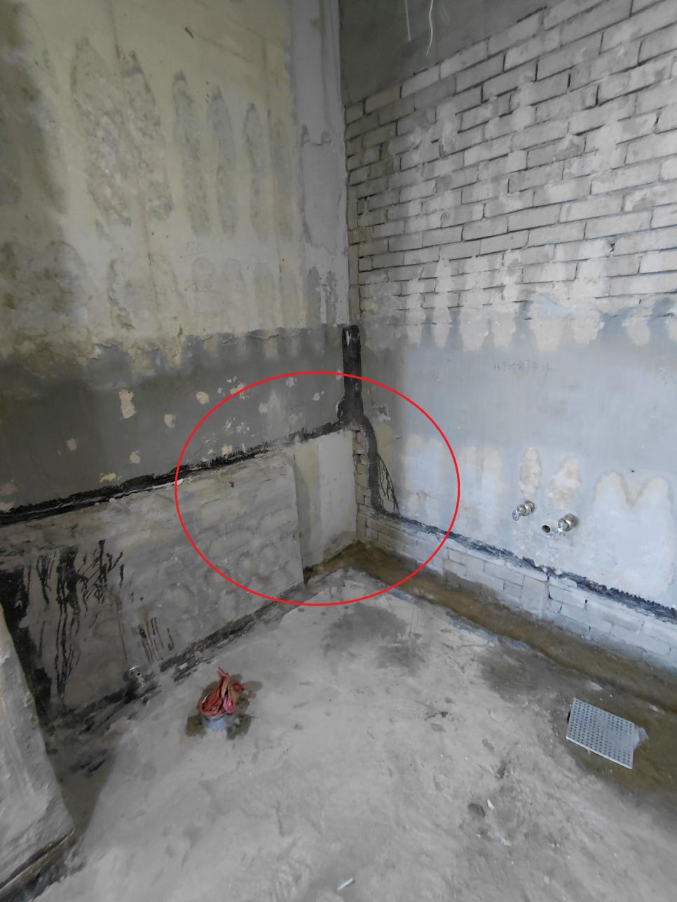 철거 후 먼지가 남은 바닥 상태