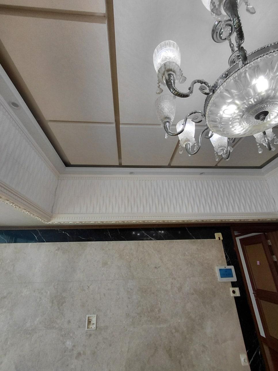 샹들리에와 석재 마감이 있던 거실의 변화