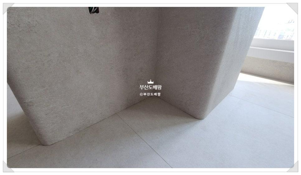회색 텍스처 벽과 흰색 타일 바닥