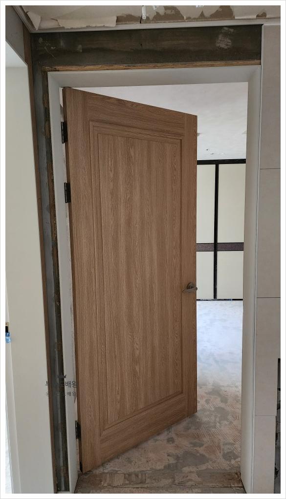도어 프레임 상부의 마감 상태