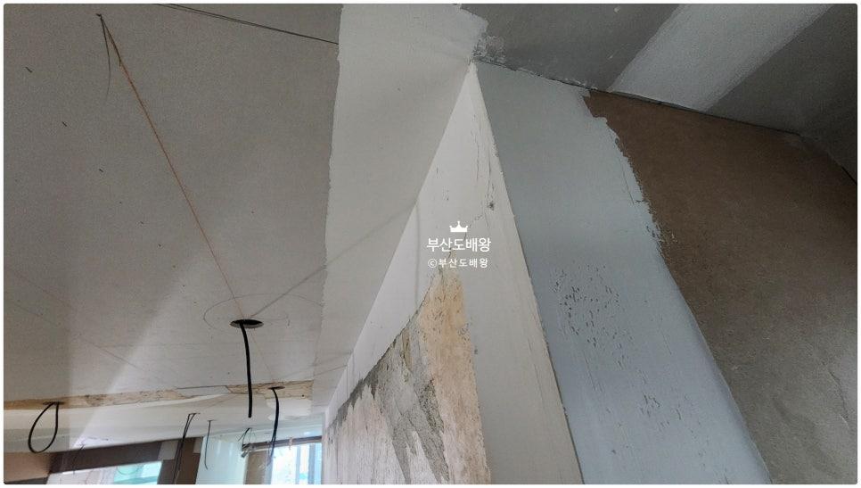 천장 전선 정리와 벽면 마감이 혼재된 시공 과정