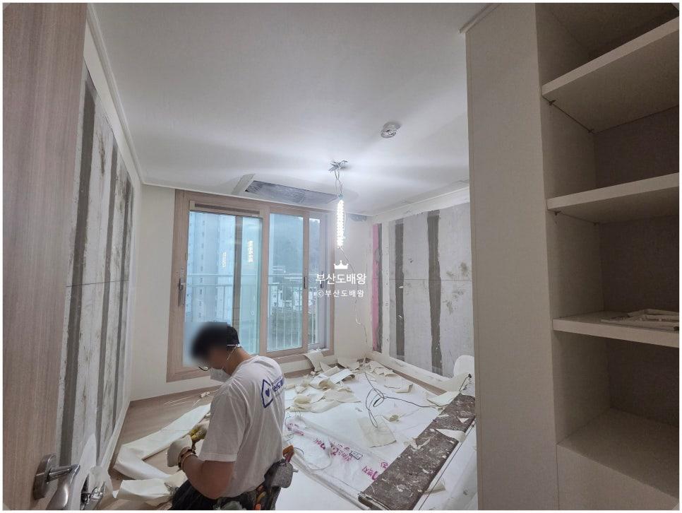 정성을 다해 벽지를 붙이는 시공 과정