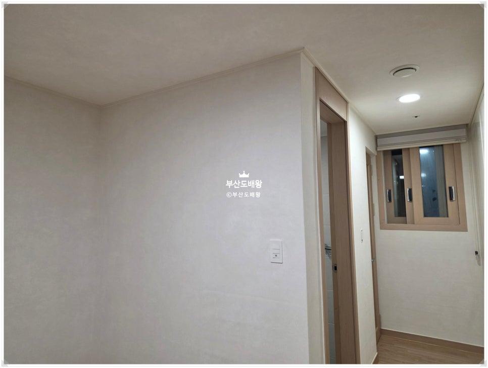 목재 문과 창호가 어우러진 정돈된 통로