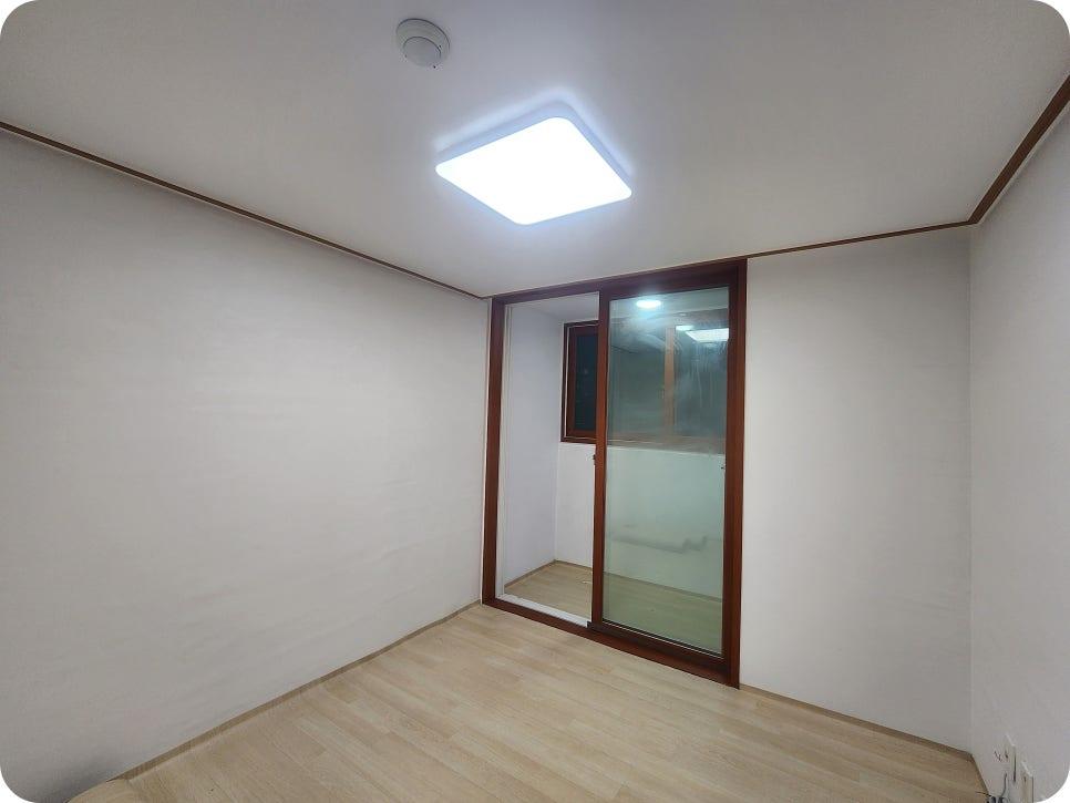 목재 테두리 유리문과 화재 경보기가 보이는 천장