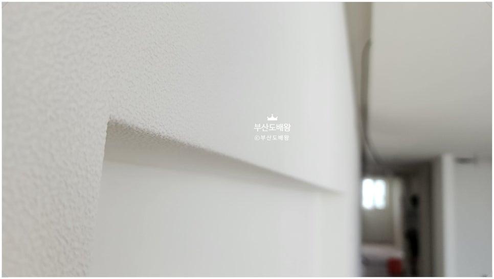 흰색 텍스처로 매끄럽게 연결된 벽 접합부