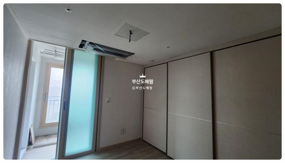 천장 구조물이 노출된 실내 공간의 모습