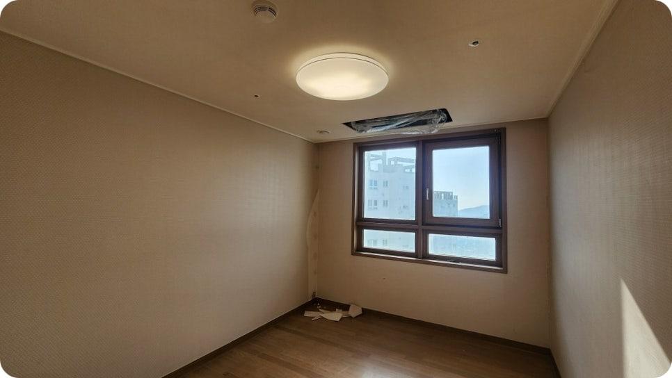 기존 벽지를 걷어낸 후의 창호 주변 모습