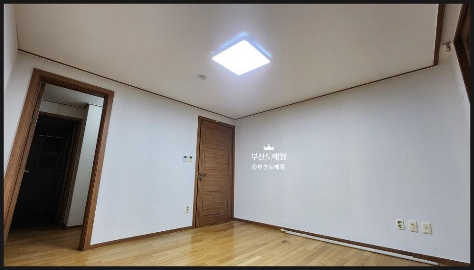 사각형 조명과 전기 소켓이 보이는 빈 방