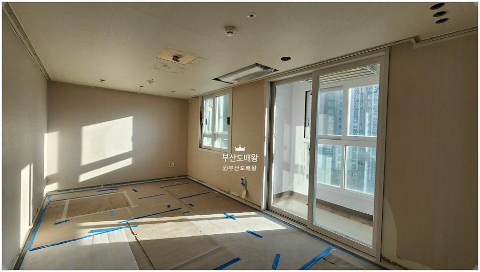 베이지색 벽면과 슬라이딩 도어가 설치된 공간