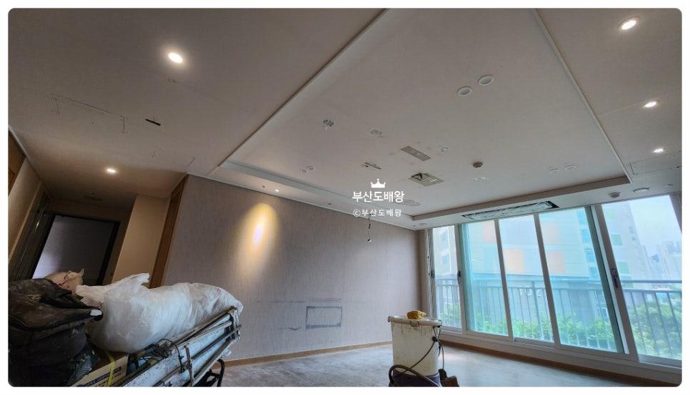 가구 철거 후 벽면 테이핑을 진행하는 모습