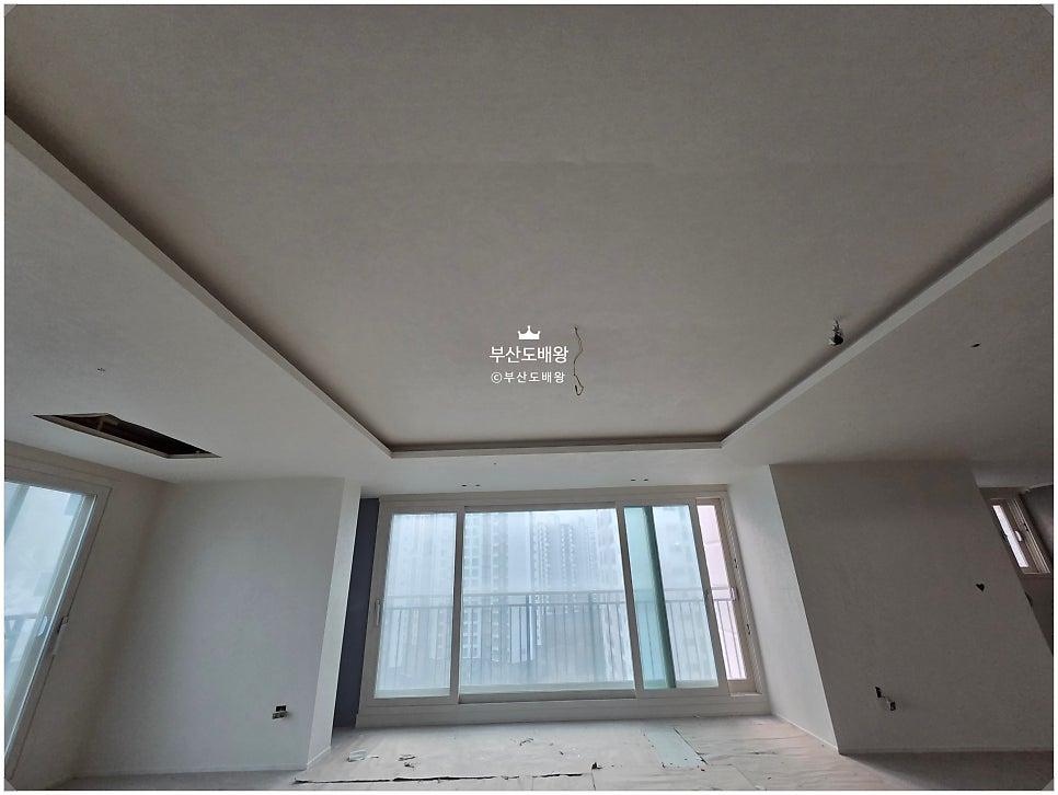 창가 쪽 넓은 면적의 기초 작업 중