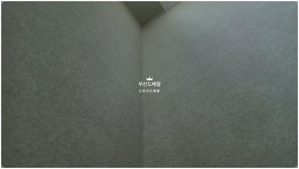 아무것도 채워지지 않은 깨끗한 흰 벽면