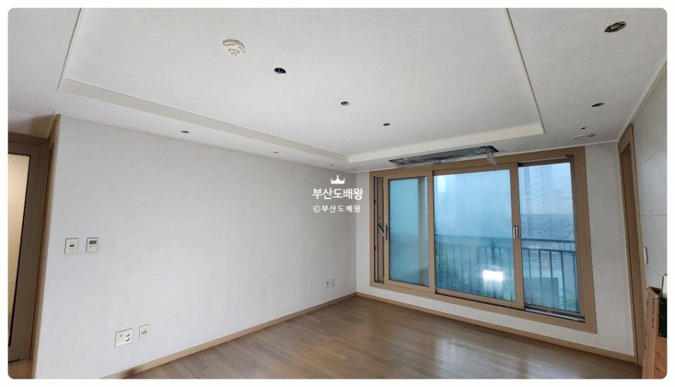 슬라이딩 창호와 천장 소방 장치가 있는 공간