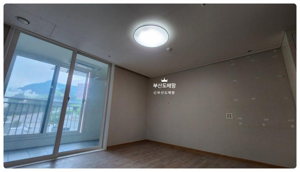 벽면 테이핑 작업이 진행 중인 실내