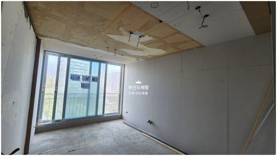 콘크리트 바닥과 흰색 마감재가 처리된 창가 벽면