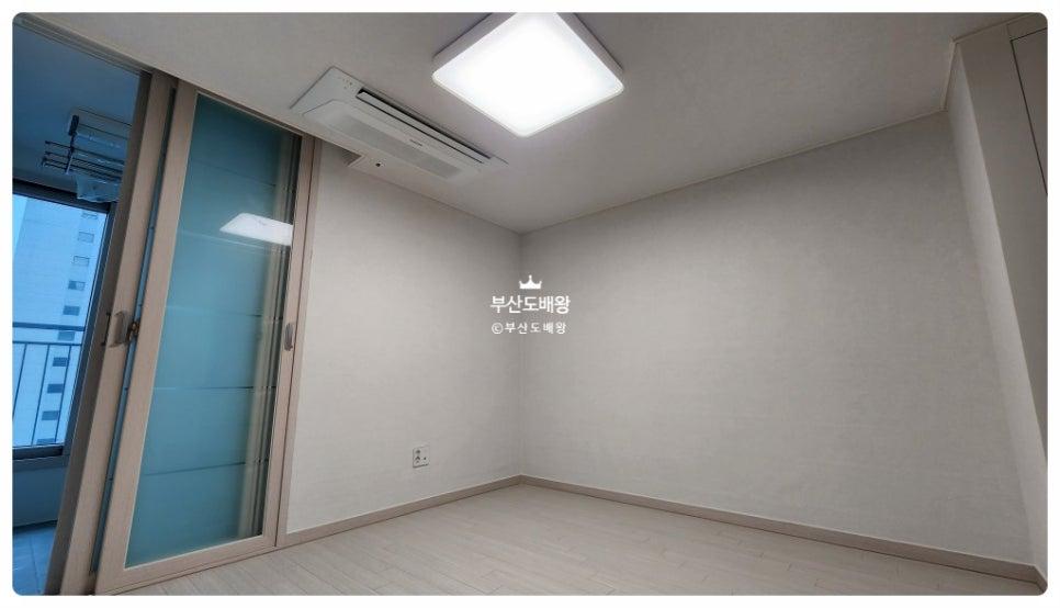 에어컨과 조명이 설치된 빈 실내 공간