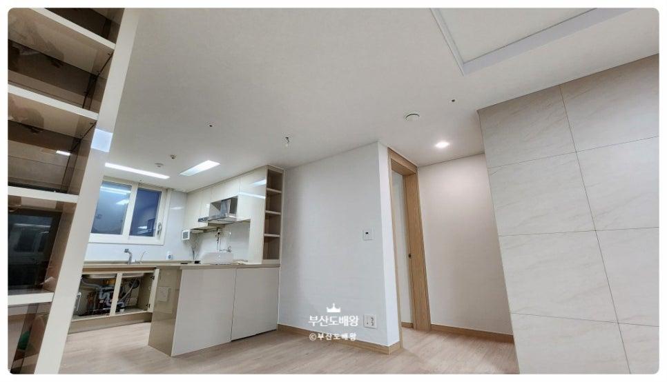 베이지색 타일과 흰색 상판으로 마감된 주방