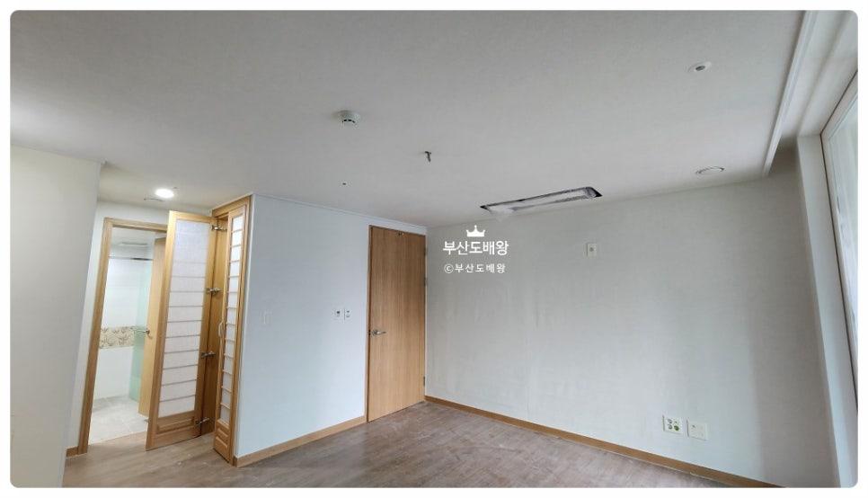 전기 소켓과 문틀이 보이는 텅 빈 벽면