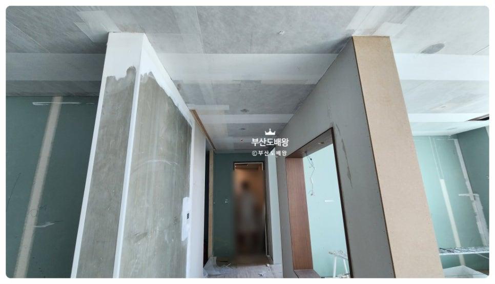벽면에 놓인 수공구와 작업 도구들