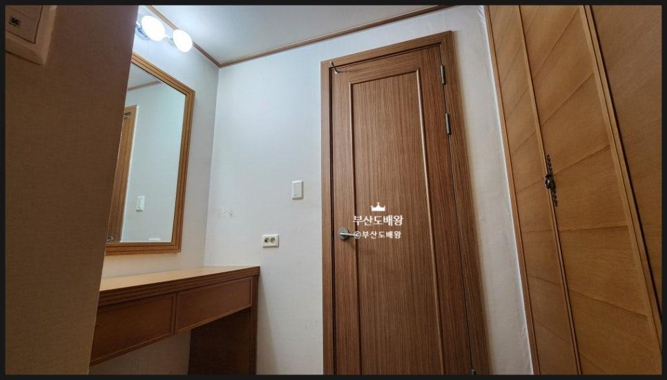 벽 수납장이 설치된 욕실 세부 장면