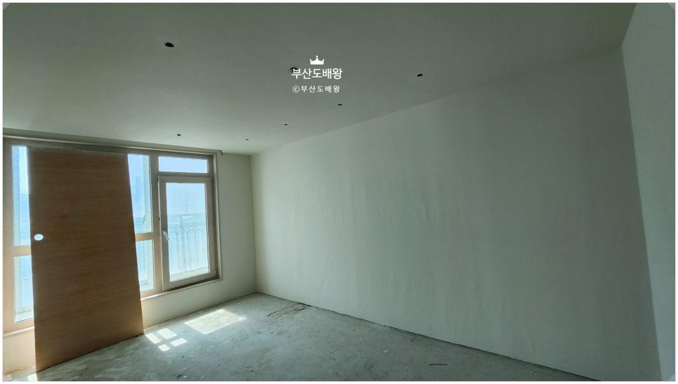 콘크리트 바닥과 창호, 문이 있는 텅 빈 방