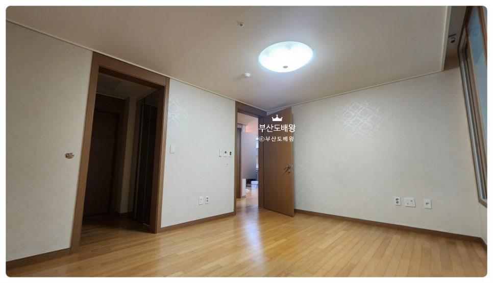 전기 소켓과 문이 배치된 화이트 벽면