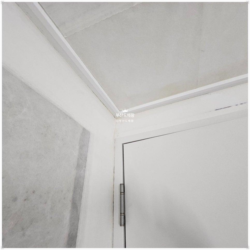 도어와 천정이 만나는 접합부 근접샷