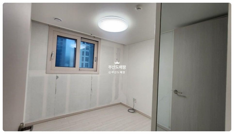 창호 유리 패널과 전기 소켓이 있는 벽면