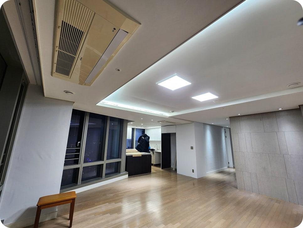 시공 전 거실 창과 TV 벽면이 보이는 전경