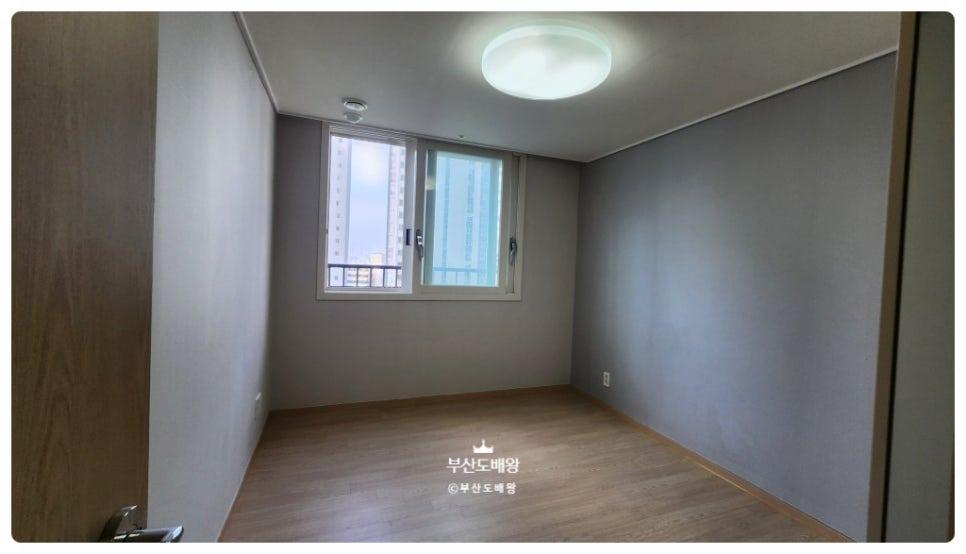 회색 도배와 원형 조명이 설치된 실내